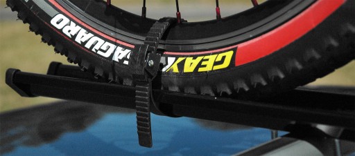 Držiak na nosič PVC pásik, ktorý pripevňuje kolesá autonosiča k bicyklu