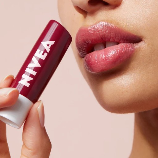 Nivea Blackberry Shine výživný rúž 4,8G