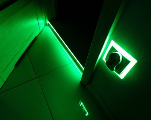 GLOW IN THE DARK TAPE - SAMOLEPIACA fosforeskujúca FLUORESCENTNÁ