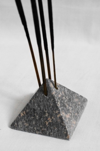 Stojan na kameň na vonné tyčinky, pyramída