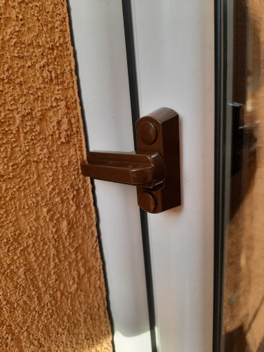Ochrana okien Masívny hnedý okenný zámok
