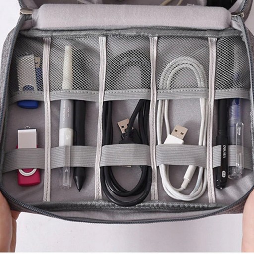 ŠEDÝ CESTOVNÝ ORGANIZÁTOR NA KÁBLE, USB NABÍJAČKY, s puzdrom na zips