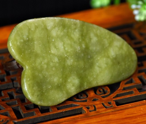 JADEITOVÁ MASÁŽNA DOSKA TVÁRE STAROSTLIVOSŤ O PLEŤ JADEITE GUA SHA
