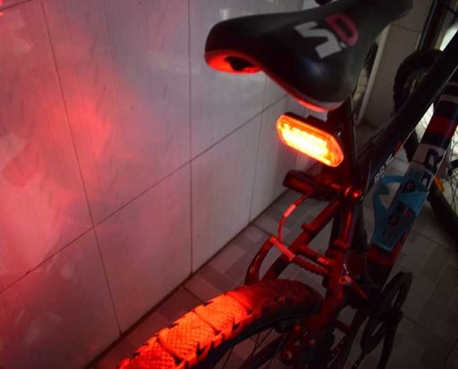 OSVETLENIE NA BICYKEL SVETLÁ NA BICYKEL ZADNÉ 5 LED HB101