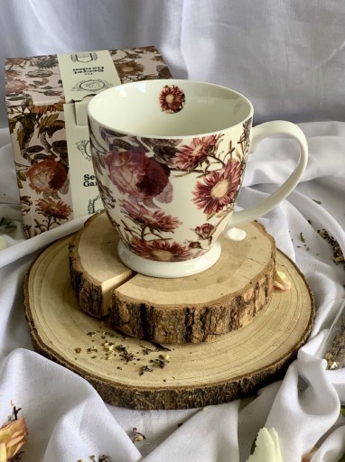 Porcelánový hrnček s kvetinovou nohou, 450 ml PIVOŇA v krabičke Secret Garden