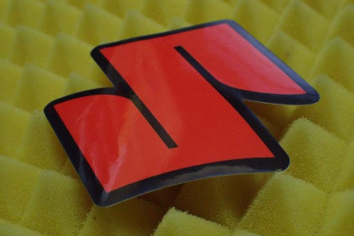 NÁLEPKA SUZUKI NÁLEPKA 8,2 x 8,7 cm
