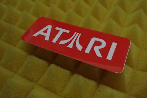 NÁLEPKA ATARI NÁLEPKA 8 x 3 cm
