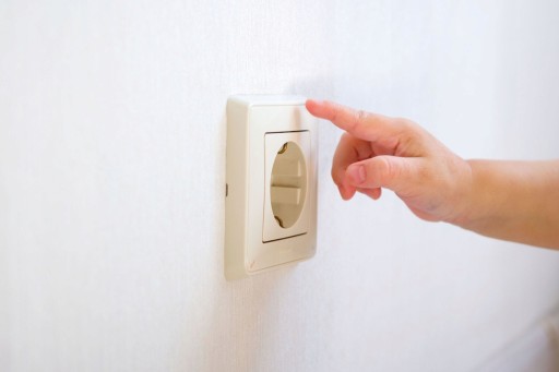 Ochranné bezpečnostné zástrčky pre zásuvkové kontakty, 12 ks s bielym kolíkom