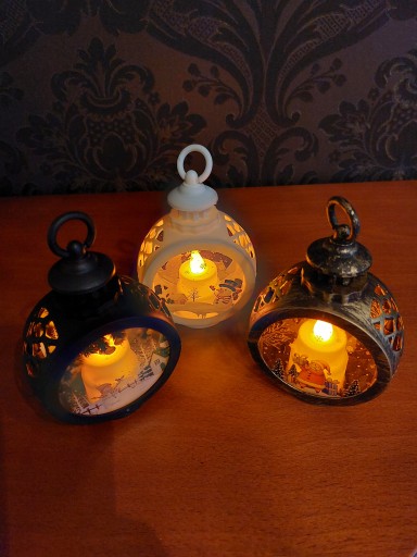 Rorátový adventný lampáš svieti na čierno
