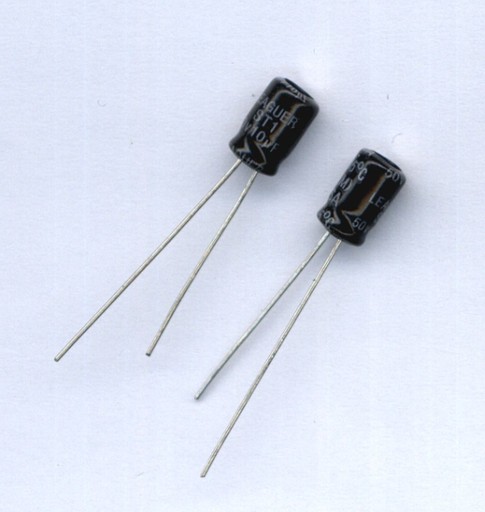 10uF 50V 10 µF 50V (20KS) MINIATURNÝ ELEKTROLYTICKÝ KONDENZÁTOR
