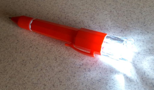 Pero s LED baterkou 2v1 baterka