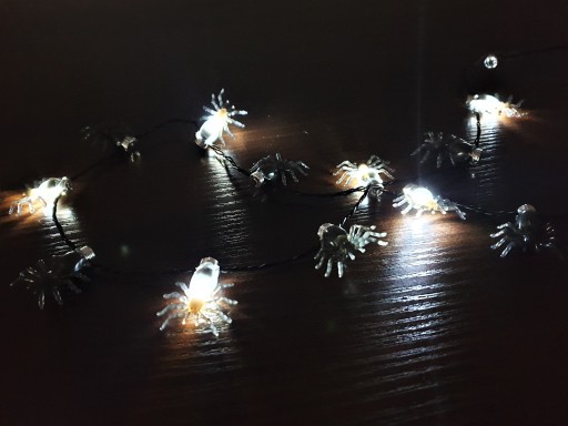 SPIDER LED HALLOWEENOVÁ DEKORÁCIA SVIETIACI NÁHRDELNÍK SPIDER OZDOBA