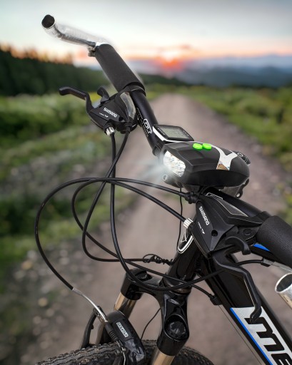 MULTIFUNKČNÁ CYKLISTICKÁ LAMPA NA RIADIDLÁ BICYKLA SO ZVONČKOM