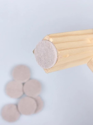 PLSTENÉ PODLOŽKY PRE NÁBYTkové STOLIČKY, SAMOLEPIACE, PROTIŠMYKOVÉ, HRUBÉ x 32