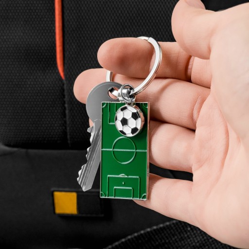 Prívesok na kľúče FUTBAL - FUTBALOVÉ IHRISKO - kovový KRÚŠOK NA FUTBALOVÉ KĽÚČE