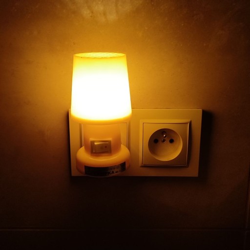ŽLTÁ nočná lampa + E14 žiarovka TEPLÁ FARBA IP20 spálňa do zásuvky