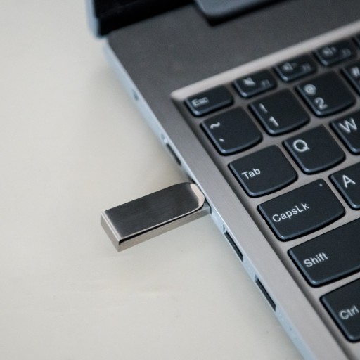Kovový CLIP prívesok 1 GB USB 2.0 + gravírovanie LOGA