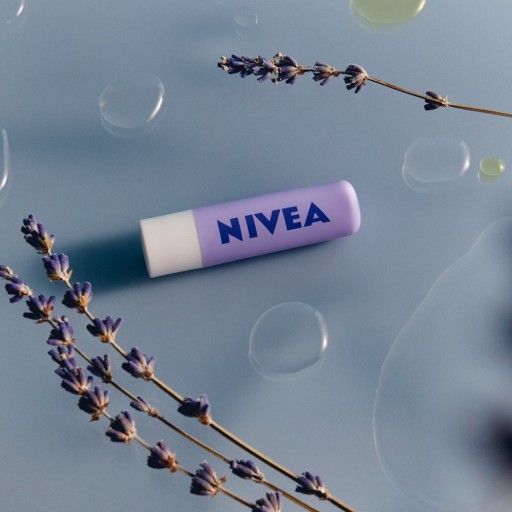 NIVEA Overnight Care ošetrujúci balzam na pery