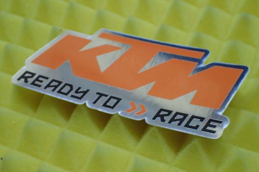 NÁLEPKA KTM PRIPRAVENÁ NA >> PRETEKY NÁLEPKA 11,5 x 4,9 cm