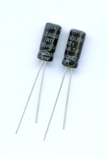 4,7uF 100V 4,7 µF 100V (20 KS) ELEKTROLYTICKÝ KONDENZÁTOR