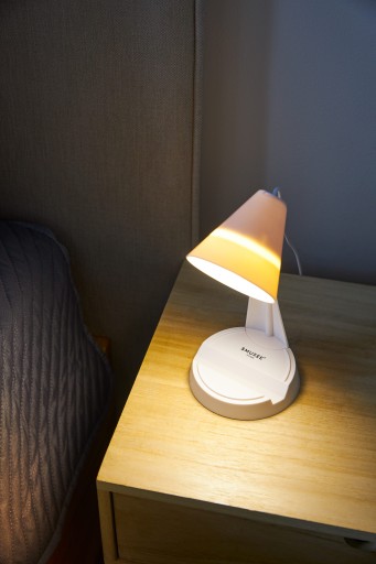 SMUKEE USB STOLNÁ LAMPA S ODNÍMATEĽNOU LAMPOU S