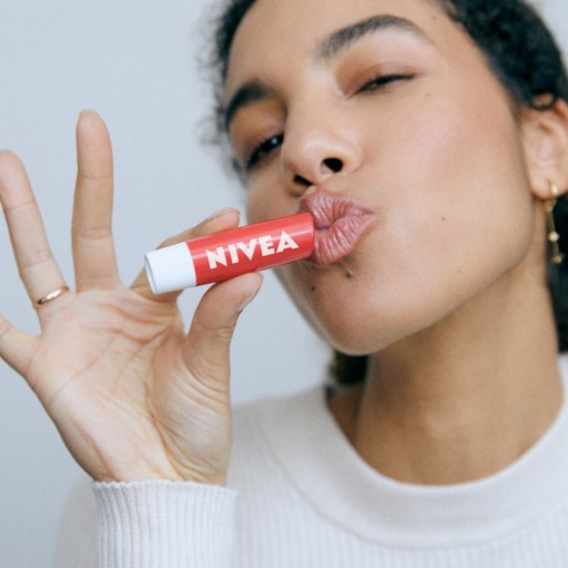 NIVEA Výživný rúž s jahodovým leskom 4,8 g