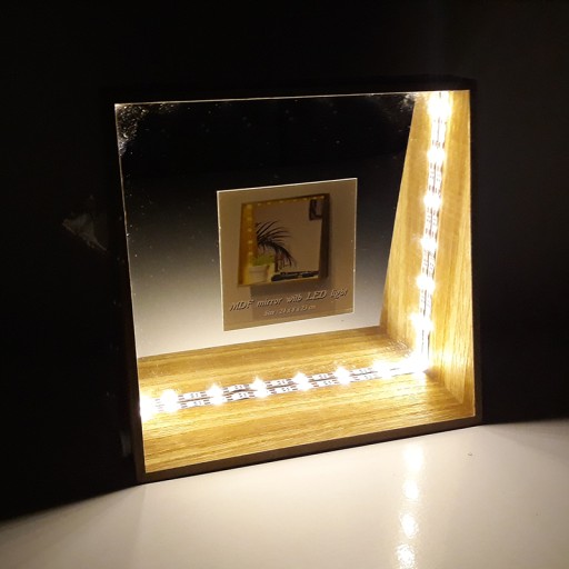 POLIČNÉ ZRKADLO box LED batérie 24x23x8cm