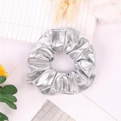 Lesklá, elegantná strieborná scrunchie pre vlasy bez spojov