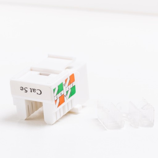 Keystone jack RJ45 kat. 5e UTP modul s klipom, Netrack, biely