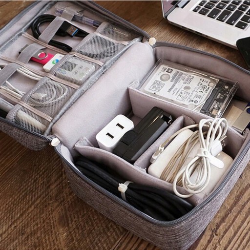 ŠEDÝ CESTOVNÝ ORGANIZÁTOR NA KÁBLE, USB NABÍJAČKY, s puzdrom na zips