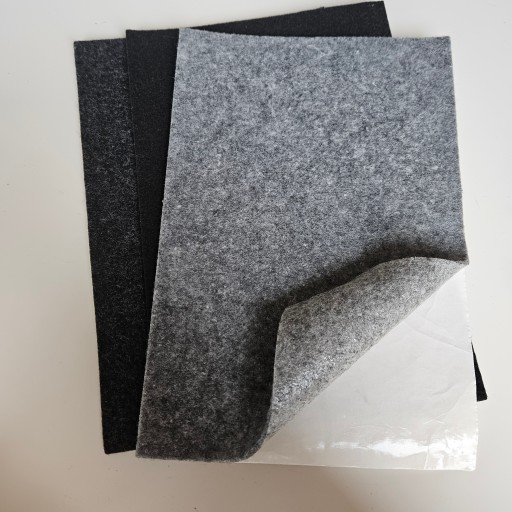 SIVÁ PODLOŽKA PLSTENÁ 3MM SAMOLEPIACA POD NÁBYTOK FORMÁT 20X30CM