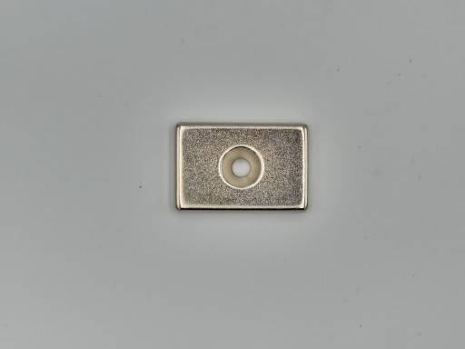 Neodymový tanierový magnet 30x20x5 N42 s kónickým otvorom 8/4 mm + 2x skrutka
