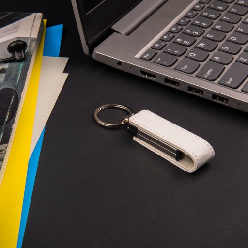 Kožená kľúčenka Pendrive biela 2 GB dátumovka