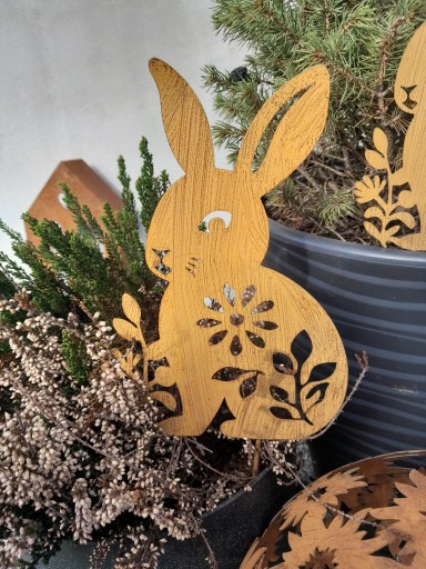 Veľký králik s rastlinnou dekoráciou Záhradná dekorácia Corten efekt číslo 4