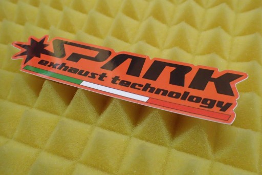 NÁLEPKA SPARK NÁLEPKA 13,4 x 3 cm