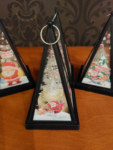 Rorátový adventný lampáš svieti na čierno