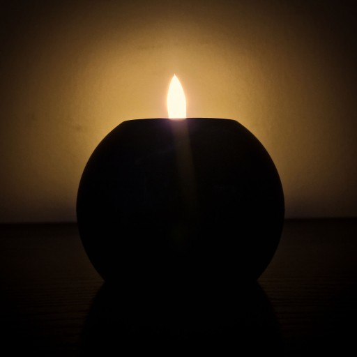 Dekoratívna sviečka na batérie KULA Black Marble LED s výdržou až 30 dní