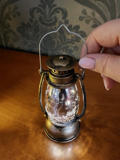 Adventný lampáš Rorate svieti zlatou farbou