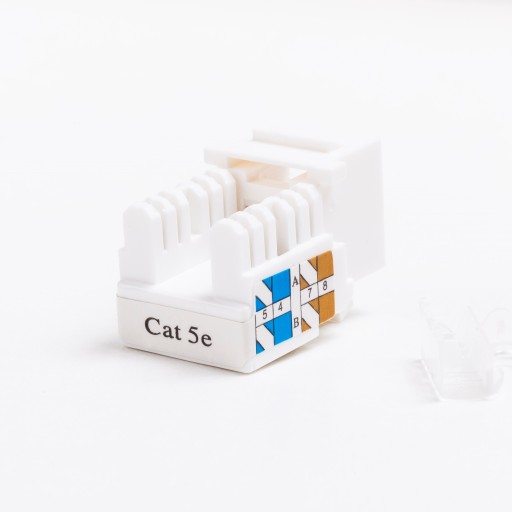 Keystone jack RJ45 kat. 5e UTP modul s klipom, Netrack, biely