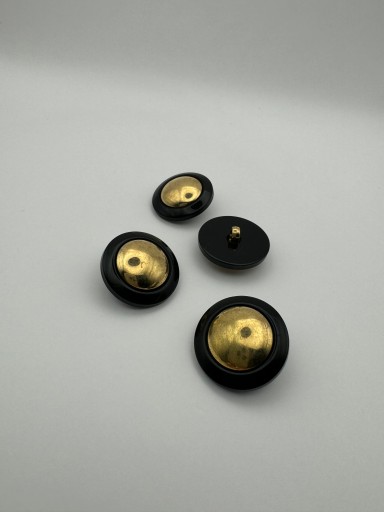 Čierny plastový gombík, zlatý stred 22mm