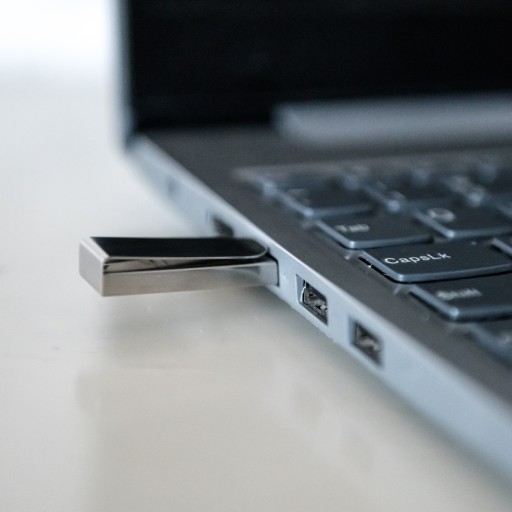 Kovový CLIP pendrive 4 GB USB 2.0 + gravírovanie LOGA