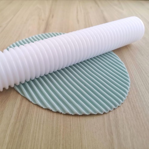 KUCHYŇSKÝ OZDOBNÝ VALEC NA OZDOBENIE TORTY S PLENOVOU HMOU, VZOR ÚZKÝCH PRÚŽKOV