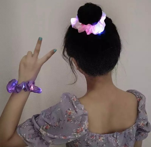 Svietiaca LED scrunchie červená