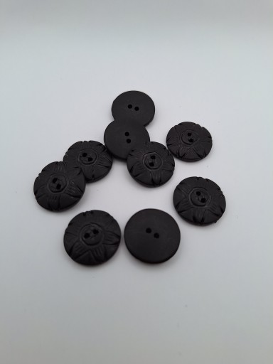 Plastový gombík čierny ozdobný vzor kvetina Classic 2 otvory 23mm 2 ks