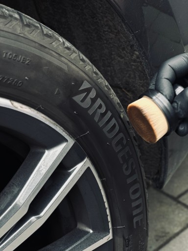 APLIKÁTOR NA NANÁŠANIE ČIERNEJ ČIERNE NA PNEUMATIKA KEFA + STOJAN