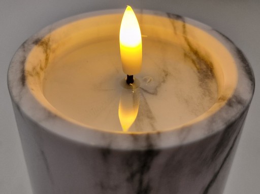 Mramorová EFFECT LED sviečka 15 cm 9,5 DEKORATÍVNA sivobiela