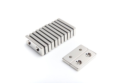 Neodymový tanierový magnet MPŁ 40x15x5 na skrutku