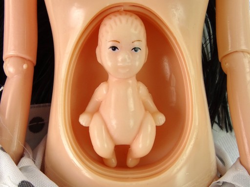 Bábika pre tehotné deti v bielych šatách