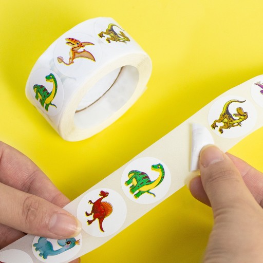 Farebné nálepky na rolke Dinosaury 500 kusov Dekorácie