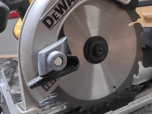Zámok polohovania krytu disku pre Dewalt DCS391